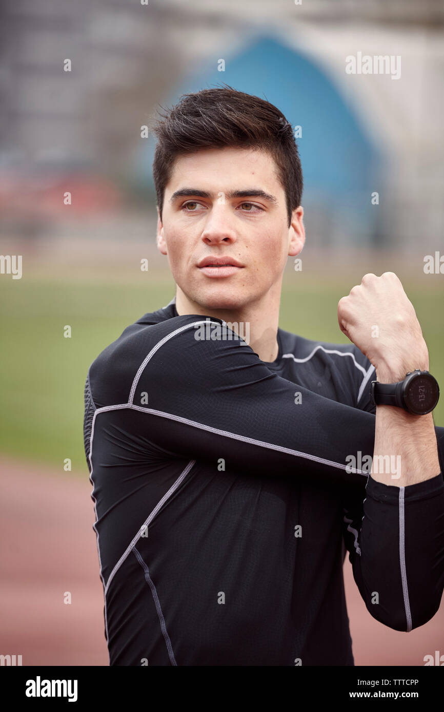Männliche Athleten trainieren auf Sport Track Stockfoto
