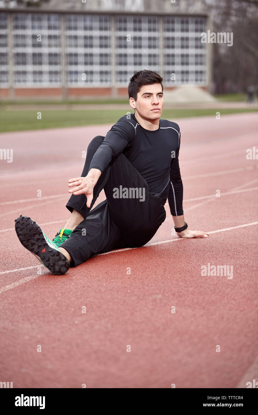 Männliche Athleten trainieren während der Sitzung auf Sport Track Stockfoto