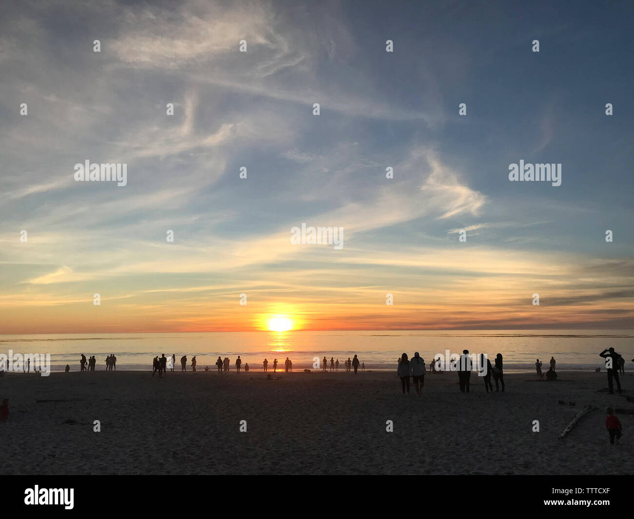 Silhouette Menschen am Strand gegen Himmel bei Sonnenuntergang Stockfoto