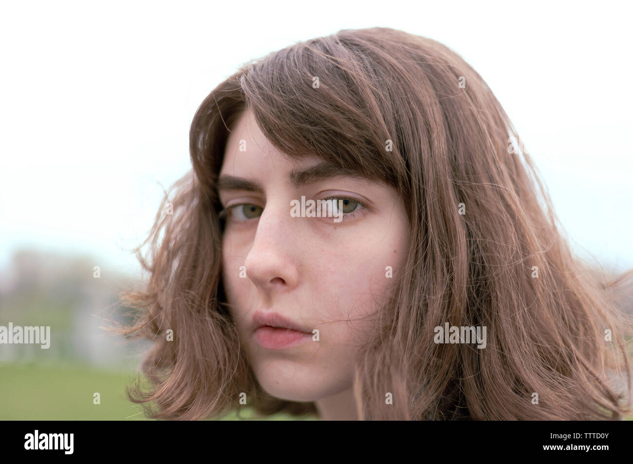 Close-up Portrait von Ernst junge Frau mit braunen Haaren Stockfoto