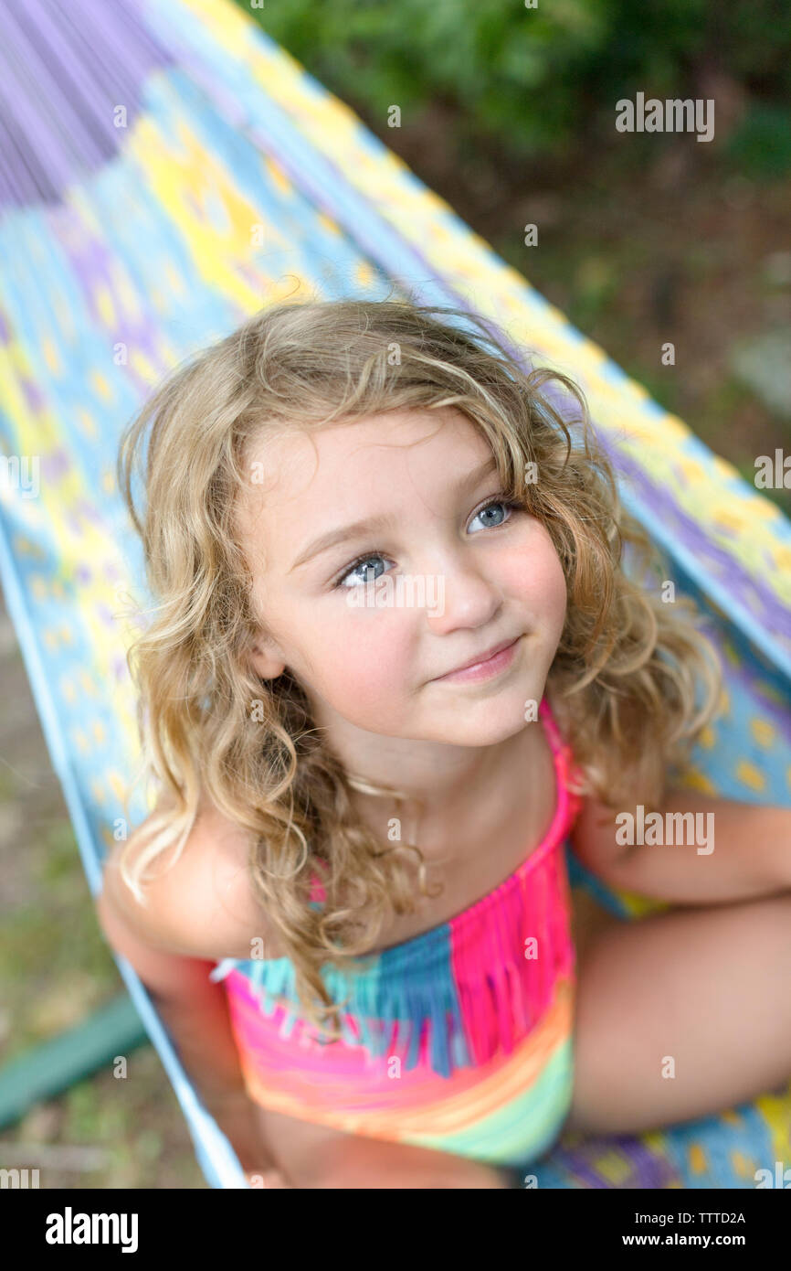 Kind mit blauen Augen in einem farbenfrohen Hängematte Stockfoto