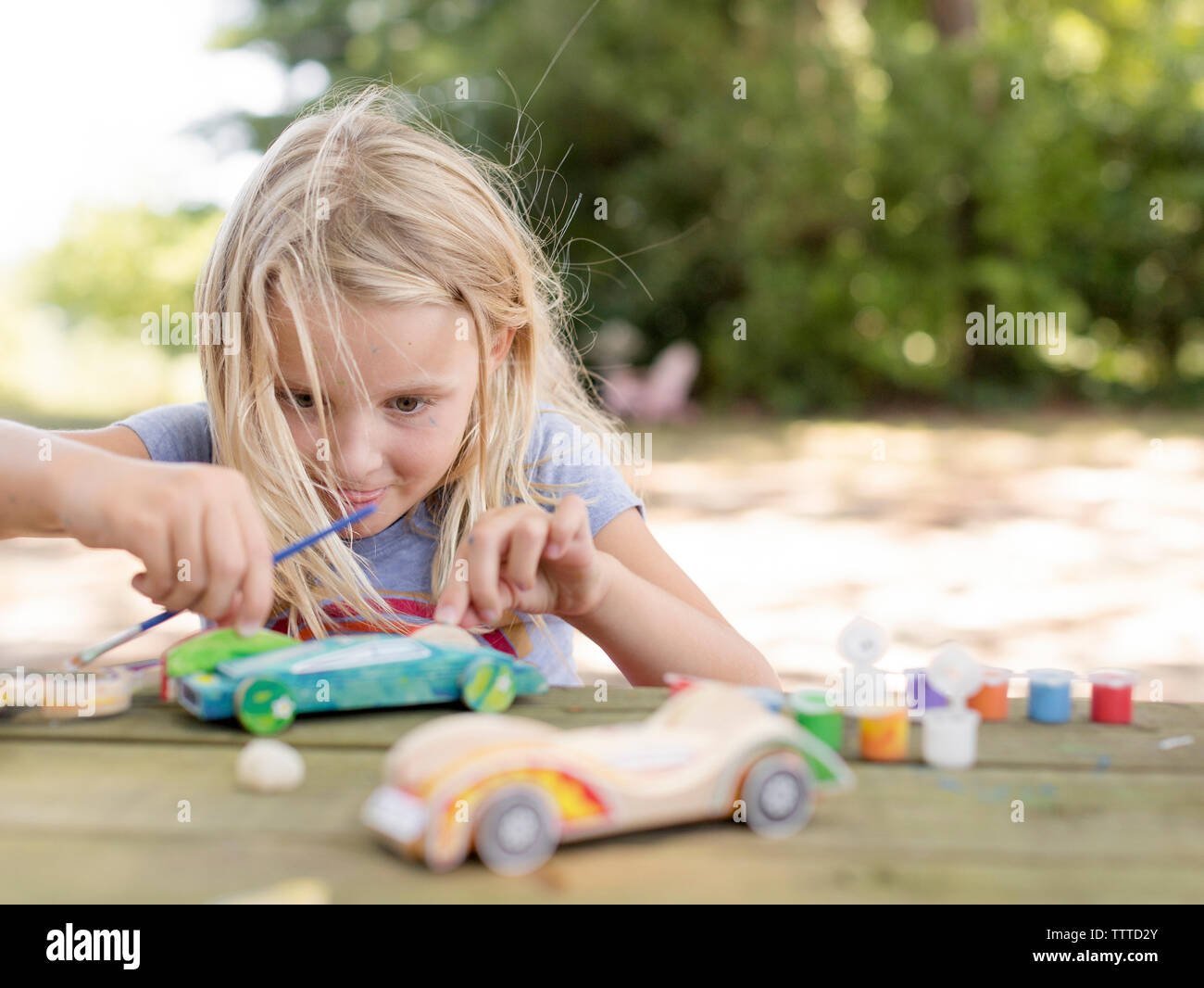 Junge Mädchen Gebäude ein Spielzeugauto Stockfoto