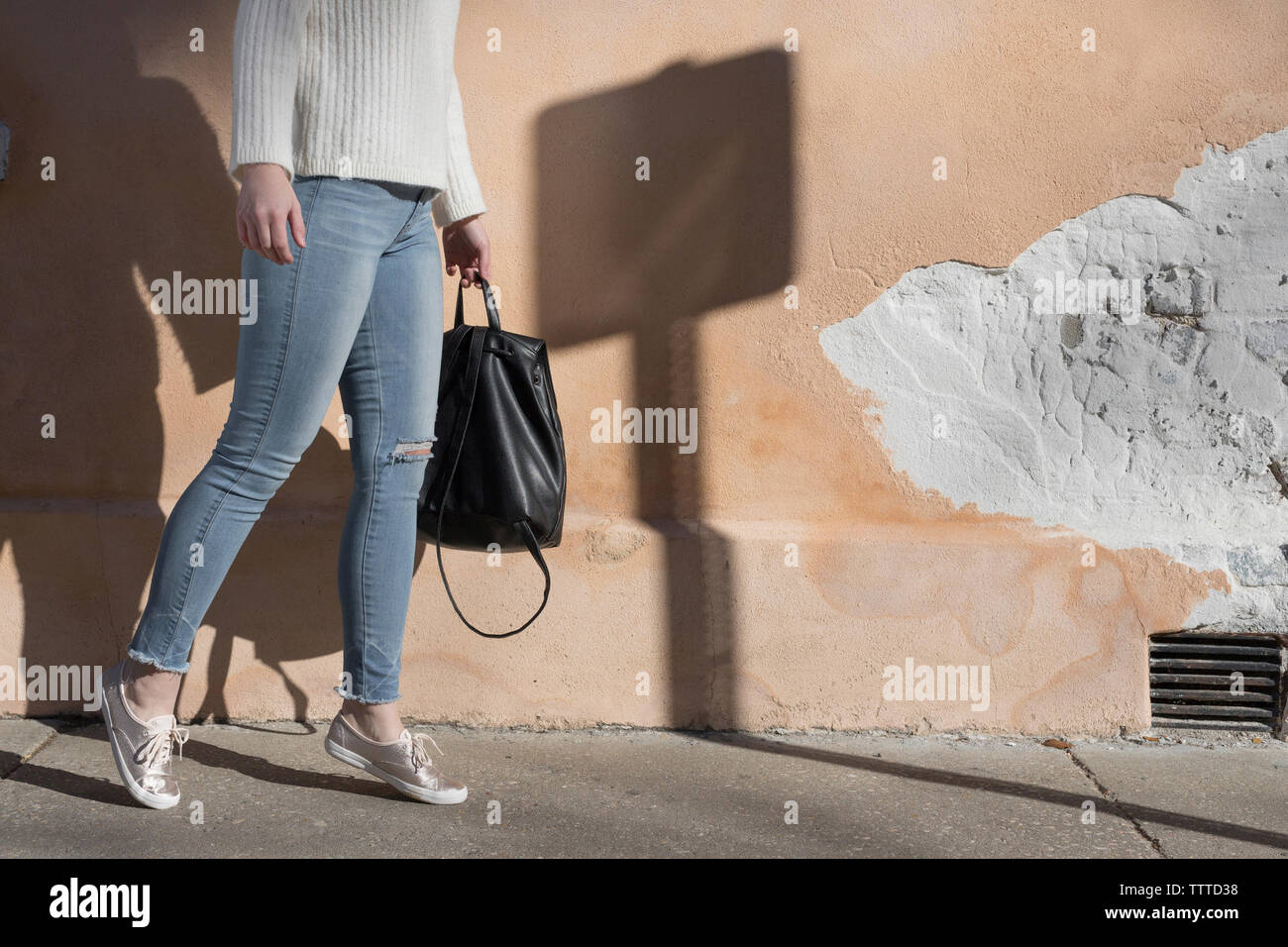 Mädchen gehen mit Schatten in der Stadt Stockfoto