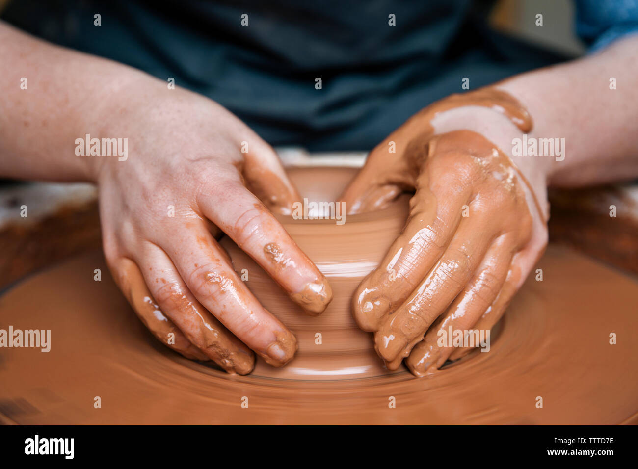 Nahaufnahmen der Hände der Frau molding Clay auf Keramik Rad Stockfoto