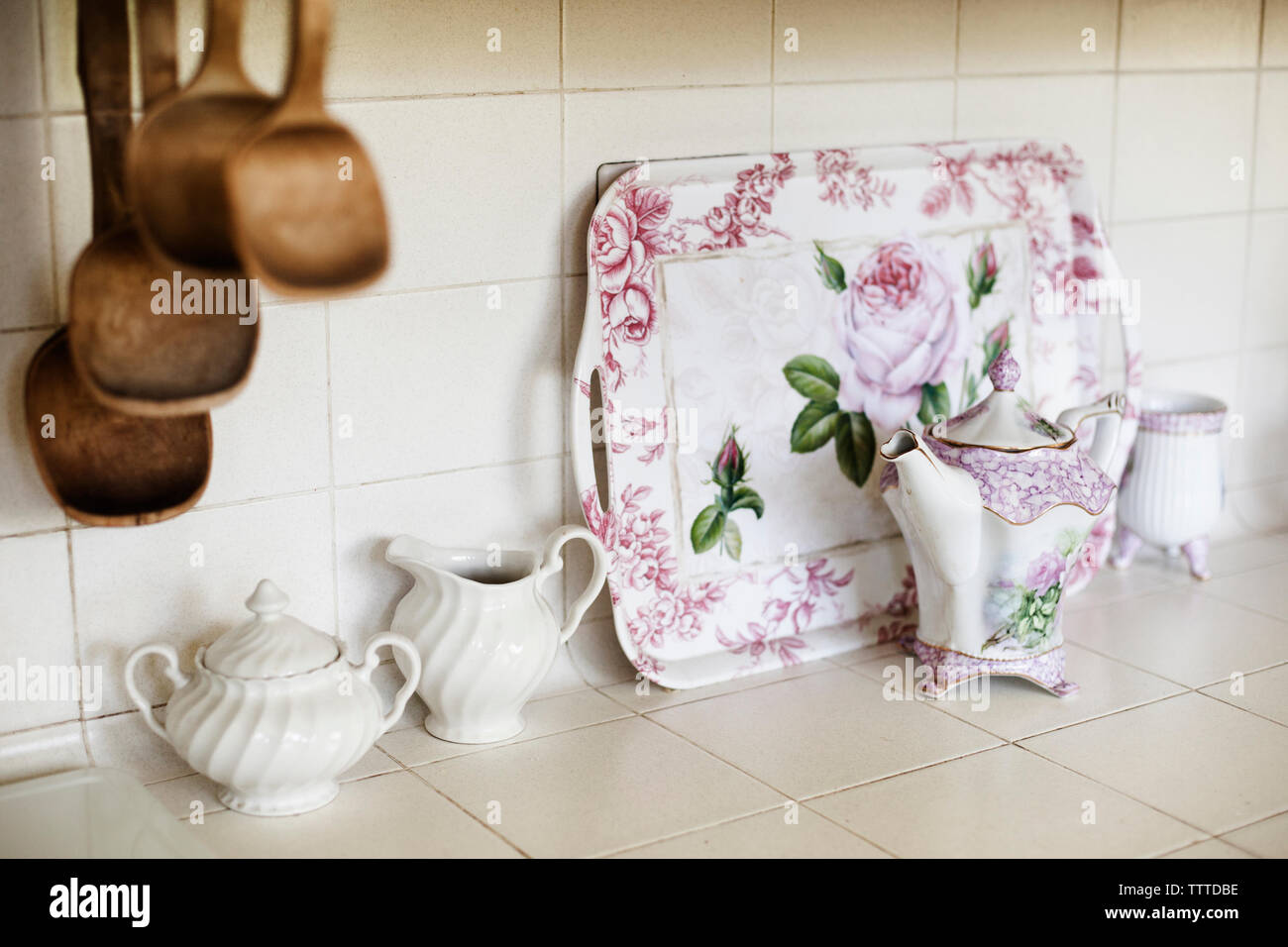 Teekannen und Fächer auf den Küchentisch Stockfoto