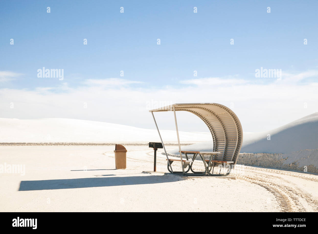 Hooded liege im White Sands National Monument gegen Sky Stockfoto