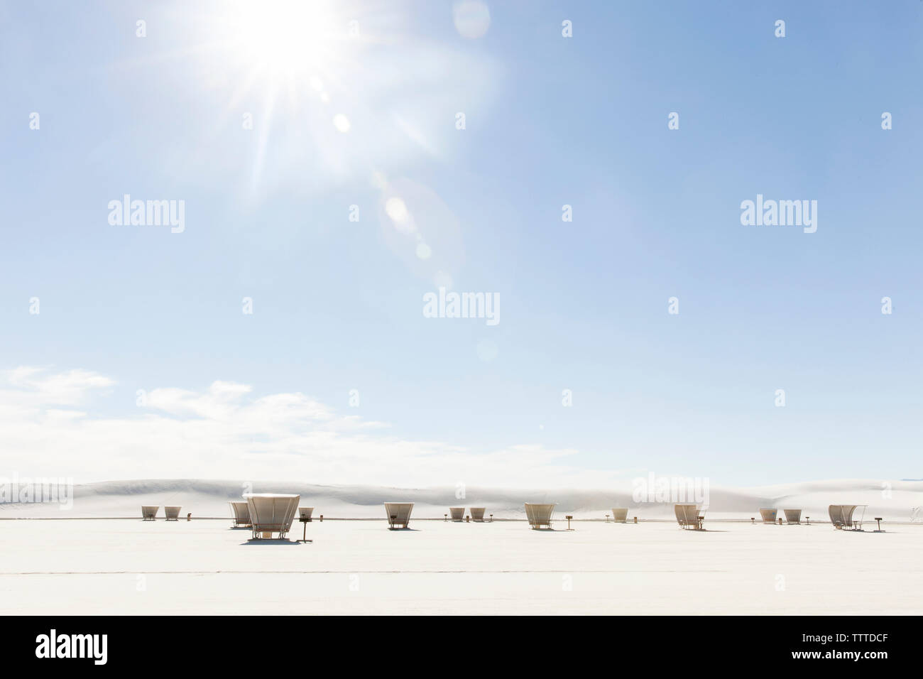 Hooded liegen im White Sands National Monument gegen Himmel an einem sonnigen Tag Stockfoto
