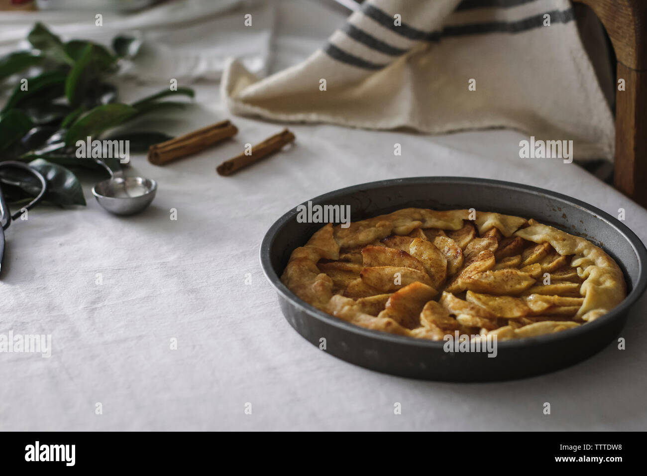 Hohe Betrachtungswinkel von Apfelkuchen in der Platte mit cinnamons am Tisch serviert Stockfoto