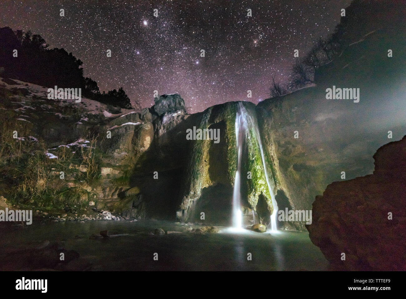 Wasserfall bei Nacht beleuchtet mit Sterne über, Diamond Fork, Utah Stockfoto