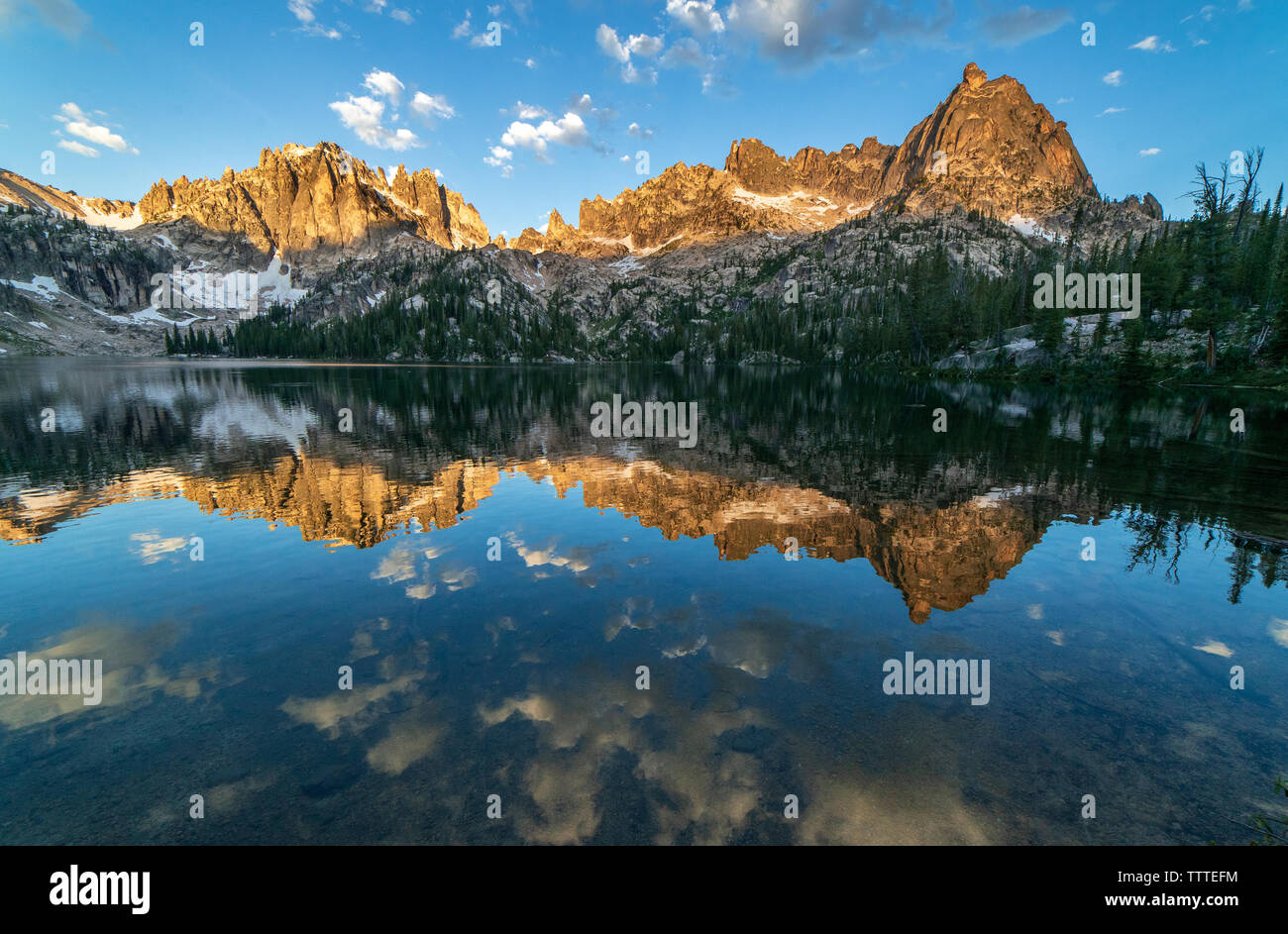 Berg Reflexion in alpinen See Stockfoto