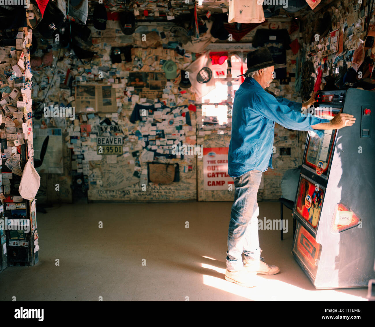 Australien, William Creek, dem Outback, Profil der Reifen mit Jukebox in der William Creek Bar Mann Stockfoto