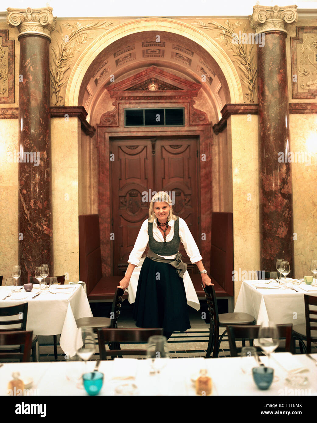 Österreich, Wien, ein Porträt des Eigentümers Veronika Doppler im  Speisesaal des Restaurant Vestibul Stockfotografie - Alamy