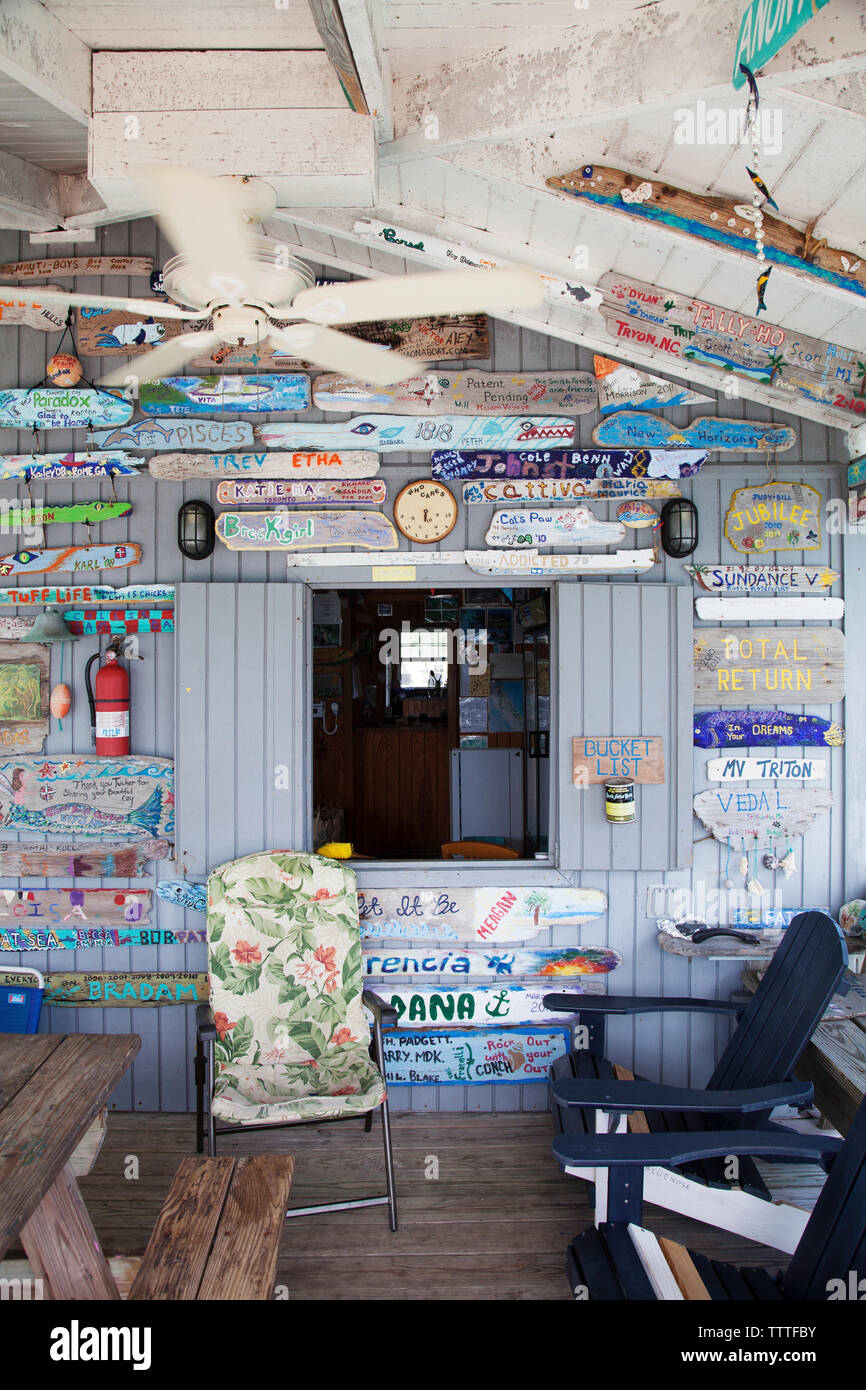 EXUMA, Bahamas. Detail der Wände der Kompass Cay Marina Stockfoto