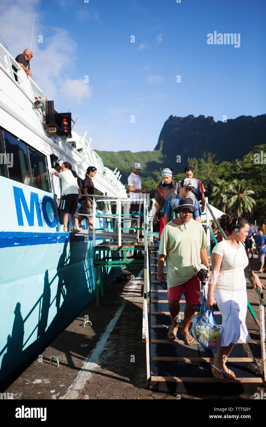 Französisch Polynesien Moorea. Die Passagiere von Bord der Fähre von Papeete, Tahiti. Stockfoto