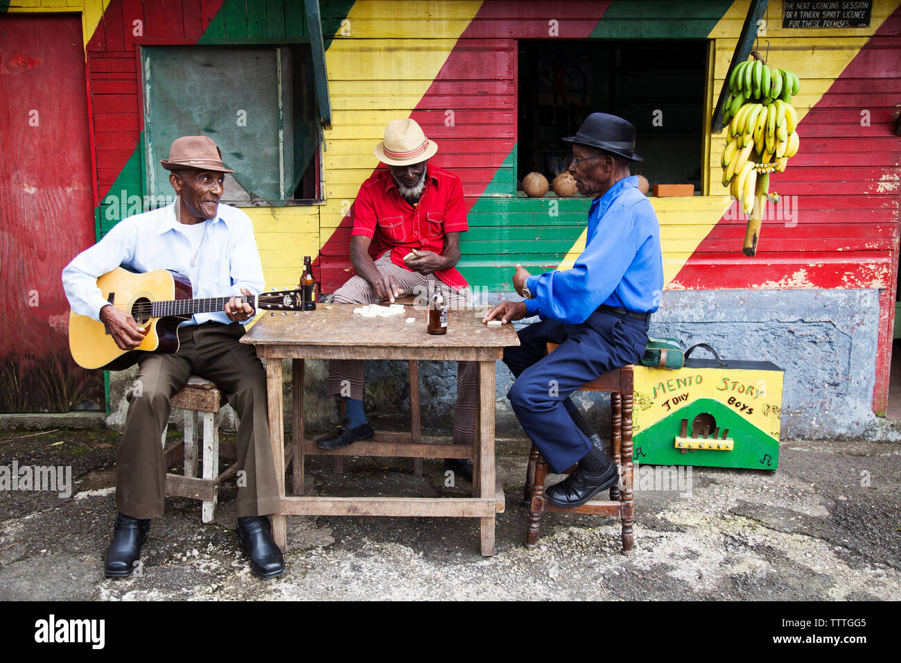 Jamaika Port Antonio. Albert Minott, Joseph "Pulver" Bennett und Derrick 'Johnny' Henry Der Mento Band, The Jolly Boys Domino spielen an der Wil Stockfoto