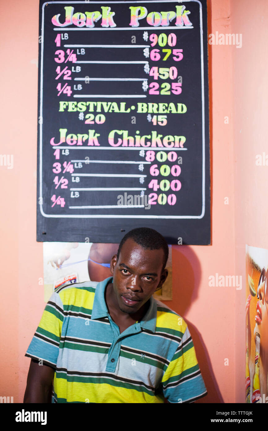 Jamaika Port Antonio. Einheimische trinken an der Boundbrook Bar. Stockfoto