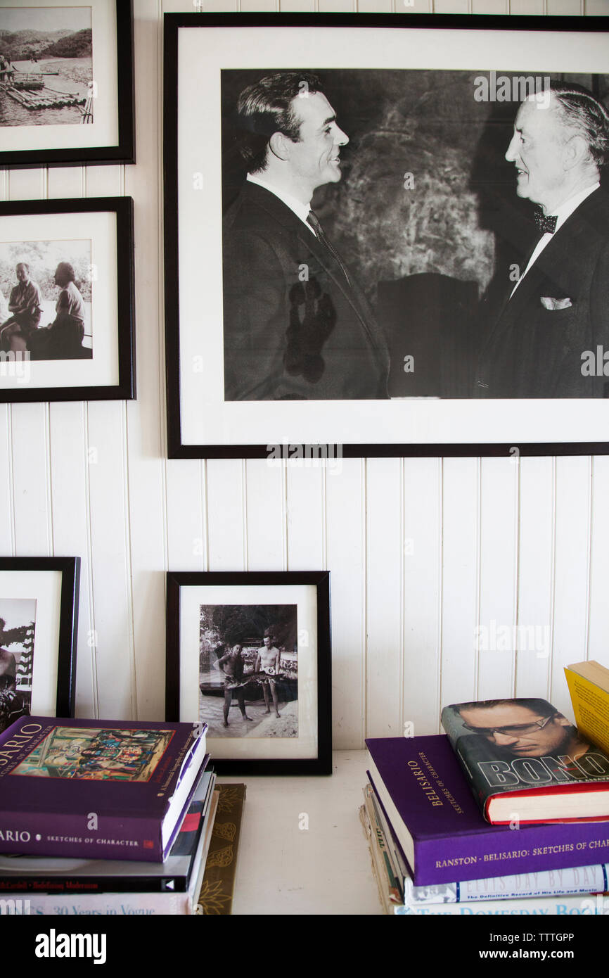 JAMAIKA, Oracabessa. Die Lobby mit Fotos von Ian Fleming und James Bond im Goldeneye Hotel and Resort. Stockfoto