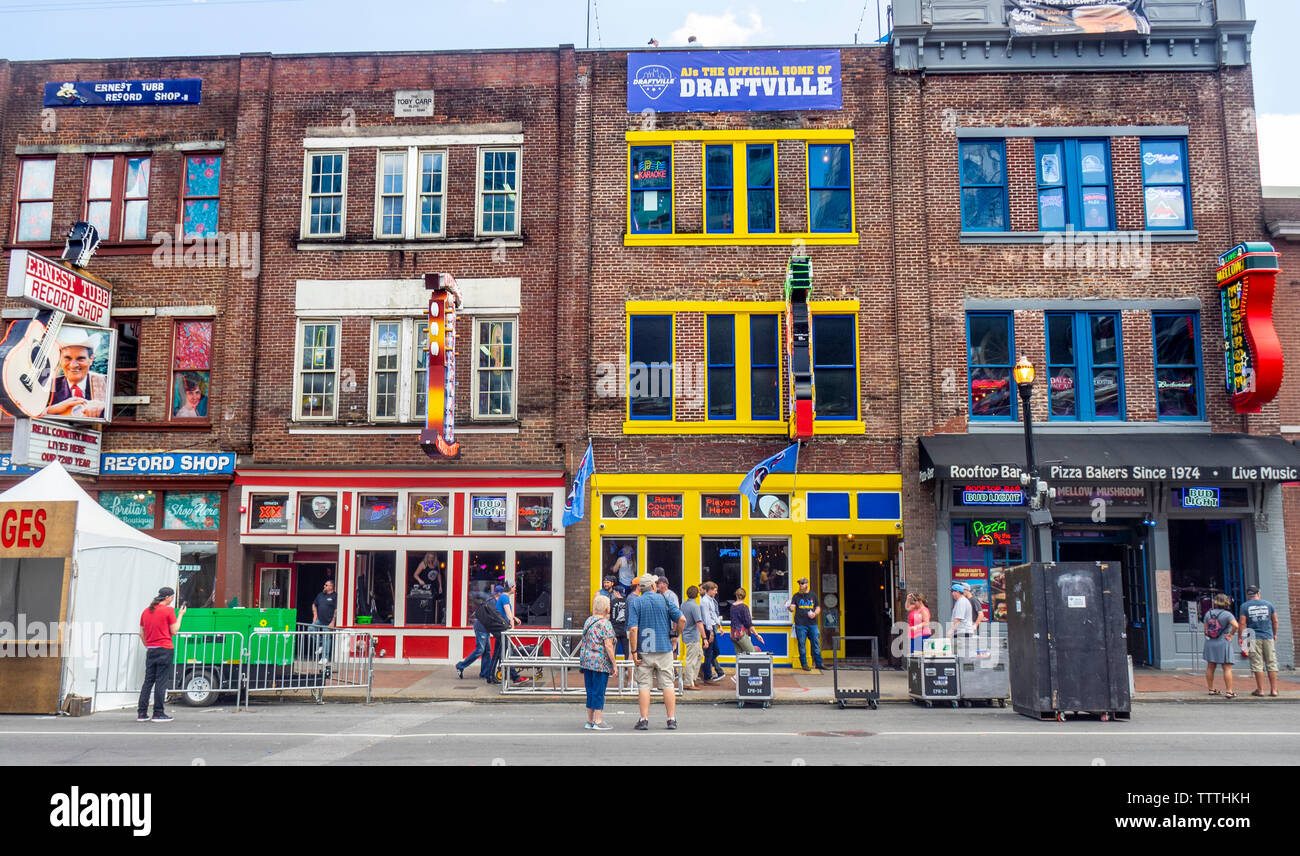 Bars Restaurants und Veranstaltungsorten am Broadway entlang während NFL Draft 2019 Nashville Tennessee USA. Stockfoto