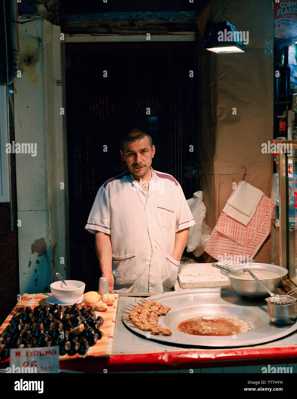 Türkei, Istanbul, Portrait eines Mussell Verkäufer Balik Pazari Stockfoto