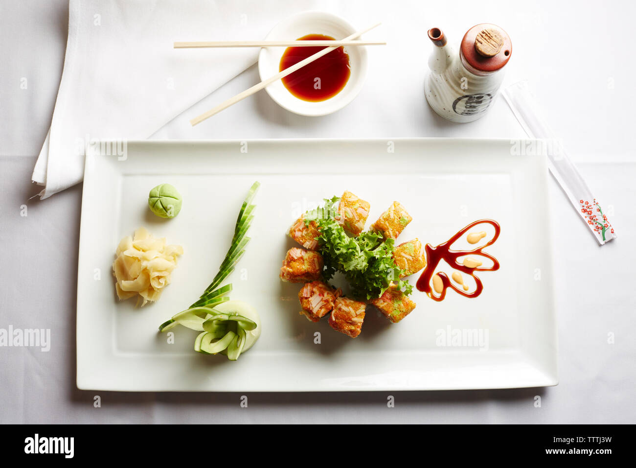 Ansicht von oben der Japanischen Essen serviert auf einem weißen Tisch Stockfoto