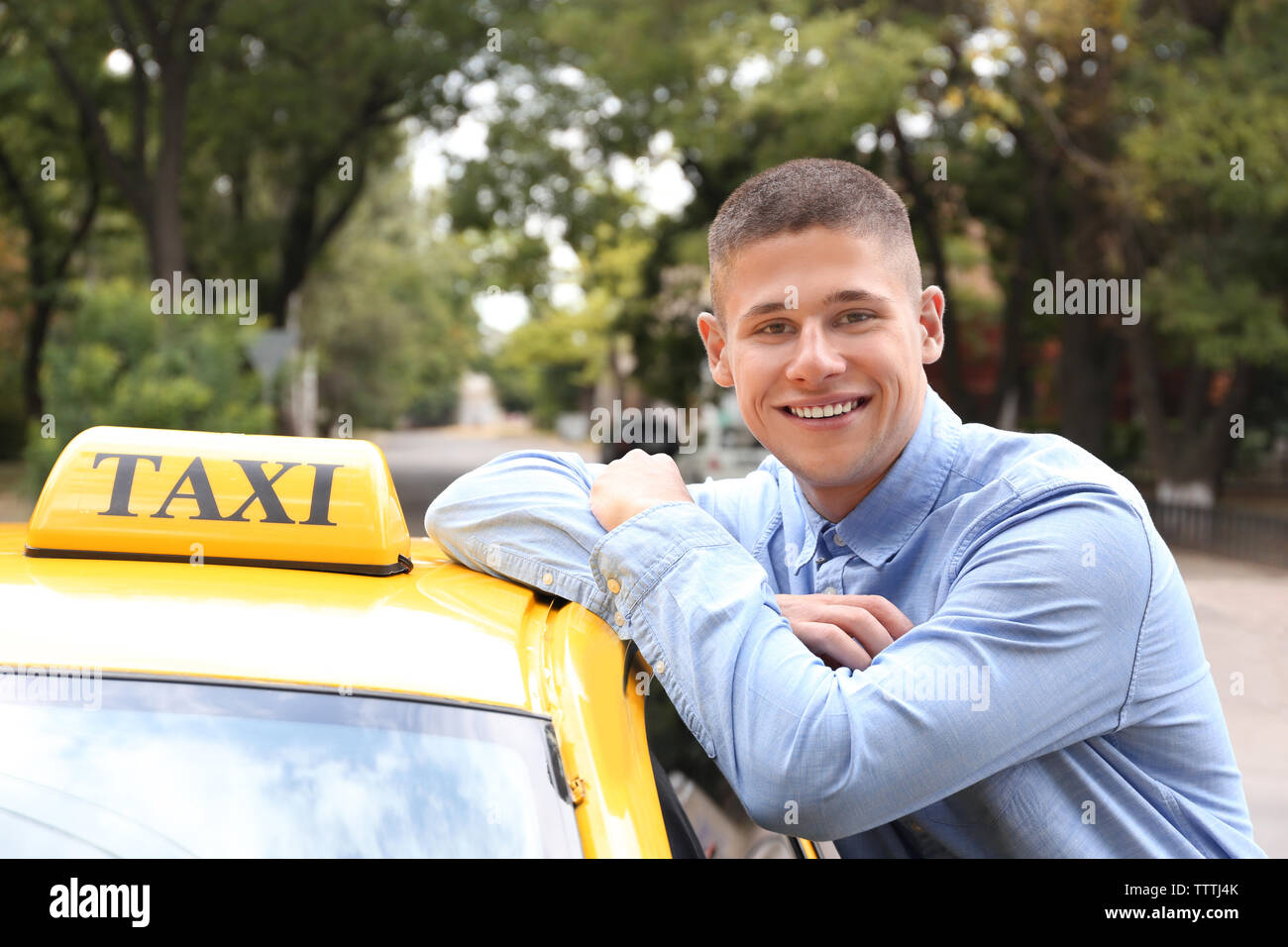 Männliche Taxifahrer in der Nähe Auto Stockfoto