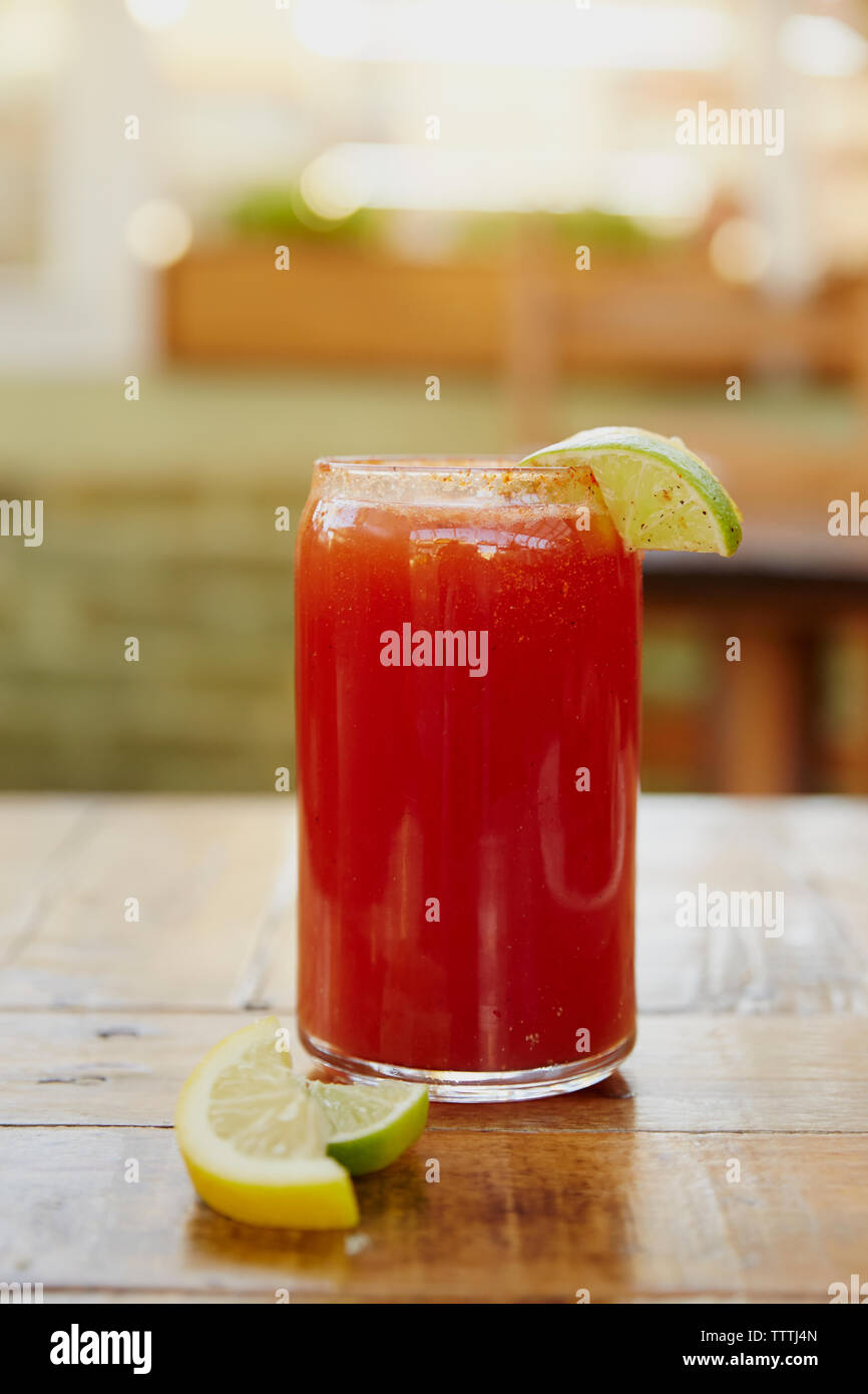 Nahaufnahme der Bloody Mary in Glas Glas mit Zitronenscheiben am Tisch serviert Stockfoto