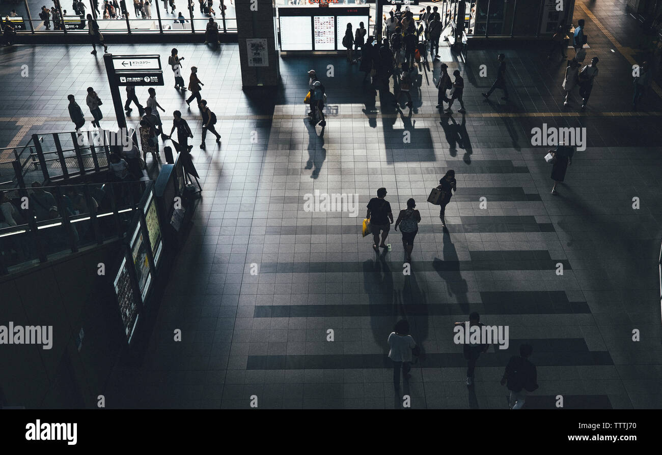 Hohe Betrachtungswinkel von Menschen zu Fuß an der U-Bahn Station Stockfoto
