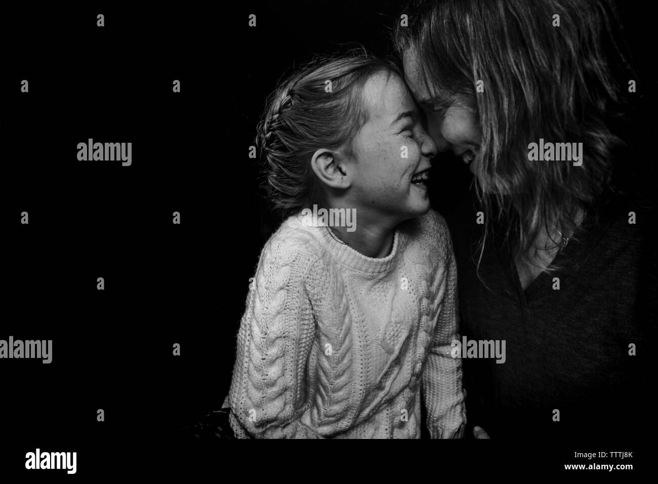 Seitliche Sicht auf eine glückliche Mutter und Tochter Nase an Nase Stockfoto