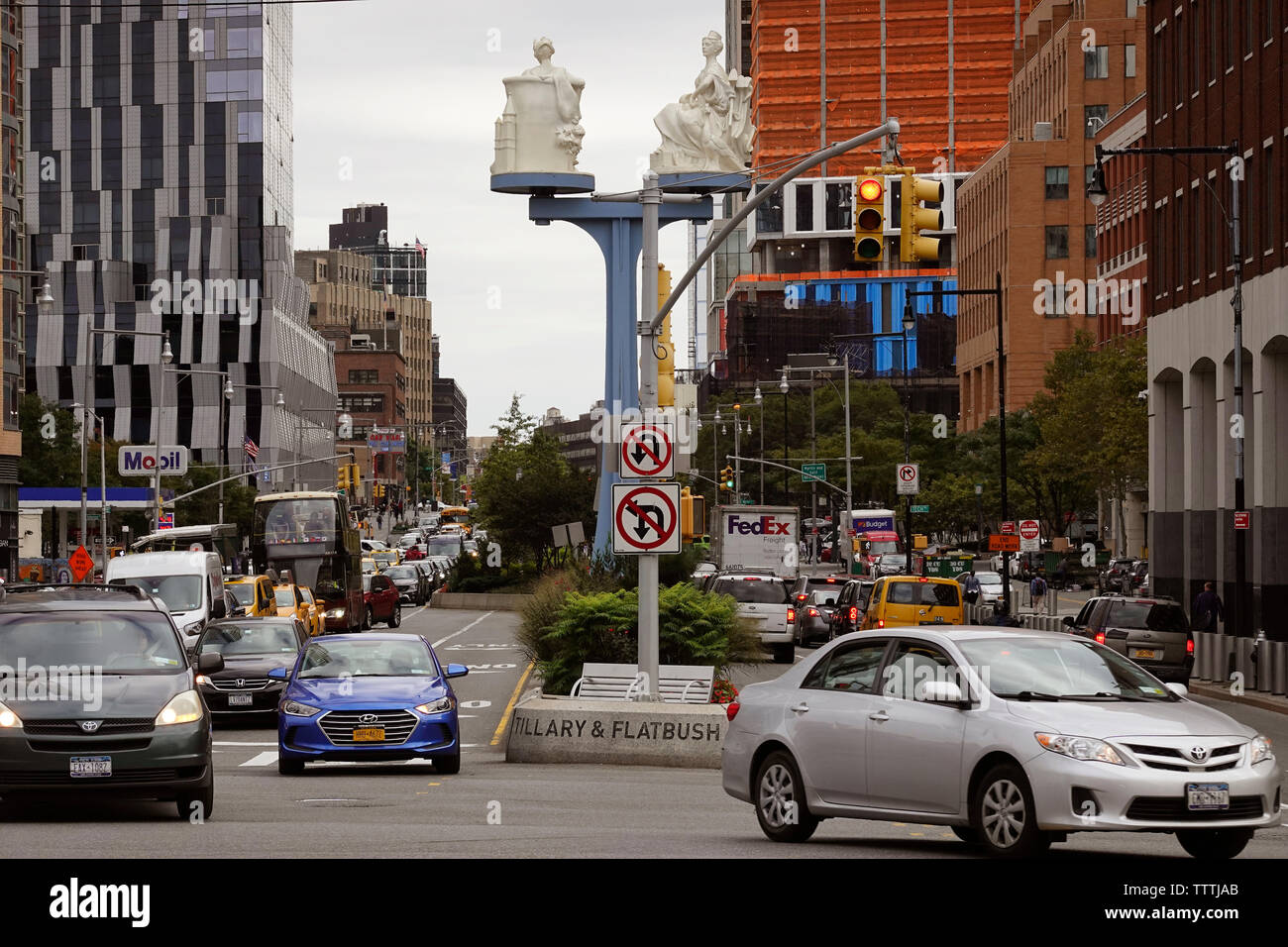 Miss Brooklyn und Manhattan Statuen am Eingang der Manhattan Bridge von der Brooklyn Seite Stockfoto