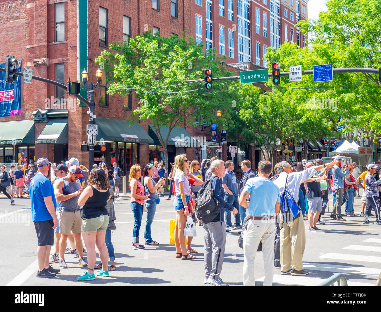 NFL Fans am Broadway geschlossen für den Verkehr während der NFL Draft 2019 Nashville Tennessee USA. Stockfoto