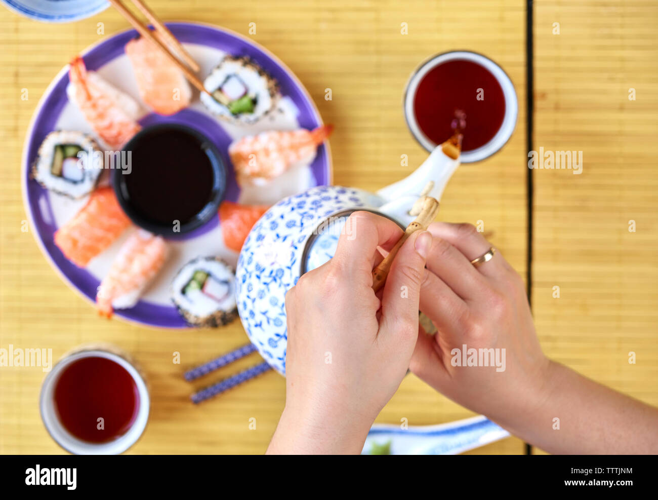 Frau mit Teekanne auf Restaurant Stockfoto