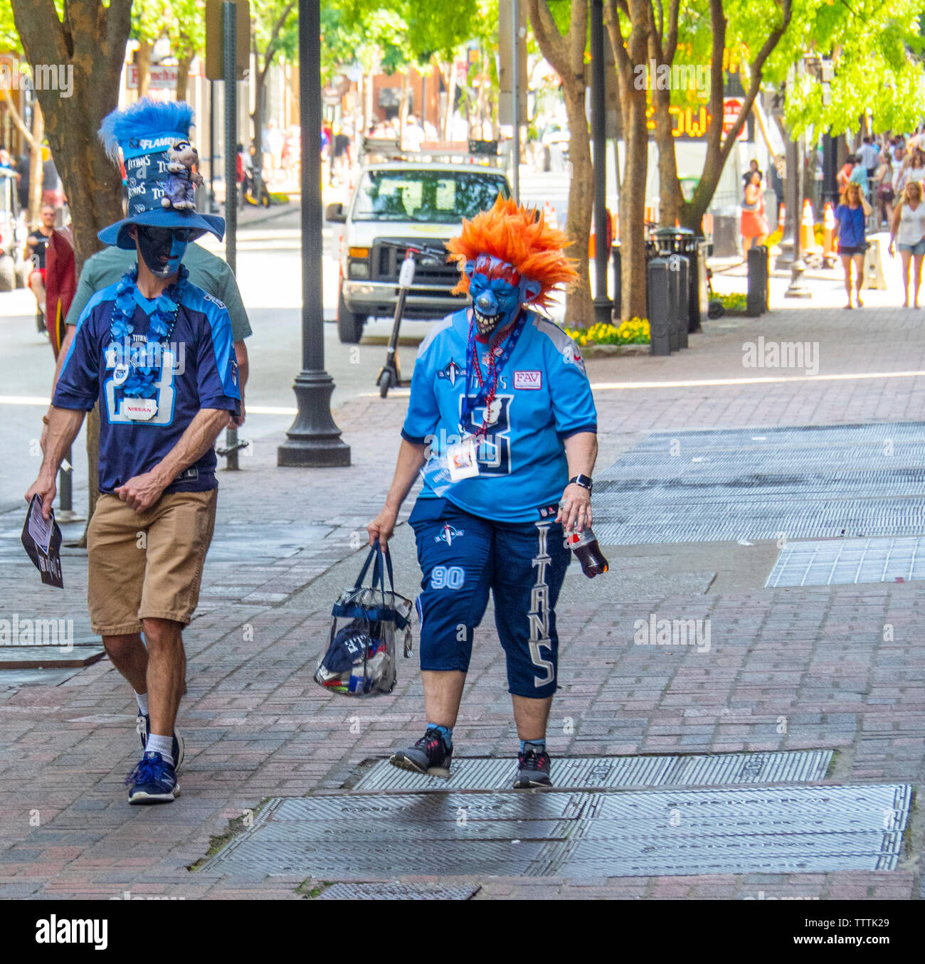 Tennessee Titans Fans in Cosplay Kostüm entlang 3rd Avenue im NFL Draft 2019 Nashville Tennessee USA. Stockfoto