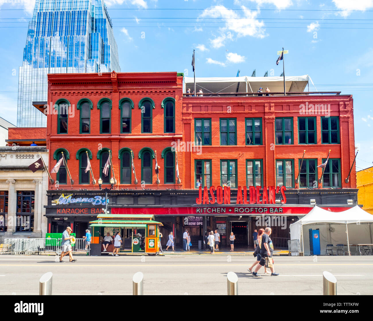 Jason Aldeans Küche + Dachterrasse mit Bar und Restaurant und Konzertsaal am Broadway in der NFL Draft 2019 Nashville Tennessee USA Stockfoto