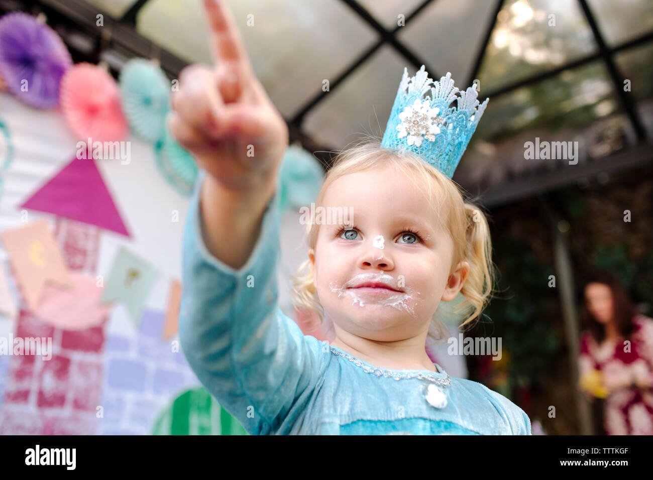 Low Angle View von Mädchen während Prinzessin party Stockfoto