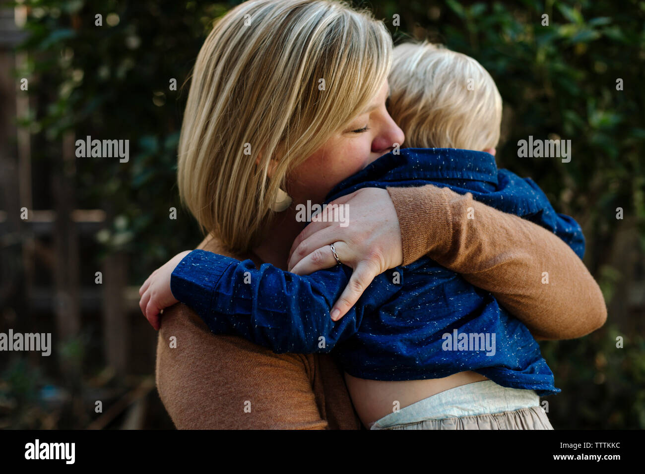 Mutter, Sohn und Hinterhof stehen Stockfoto