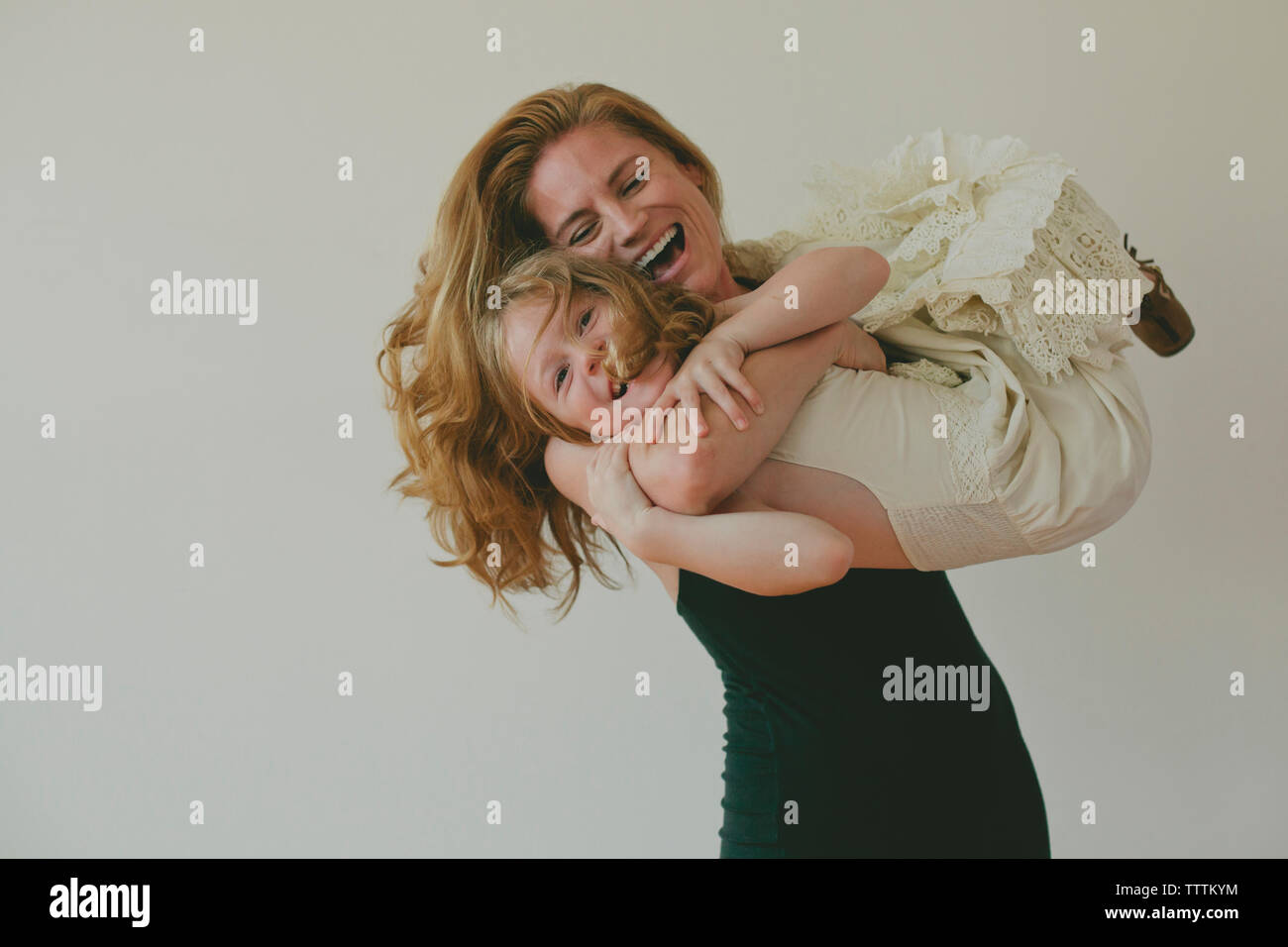 Glückliche Mutter mit Tochter mit weißem Hintergrund Stockfoto