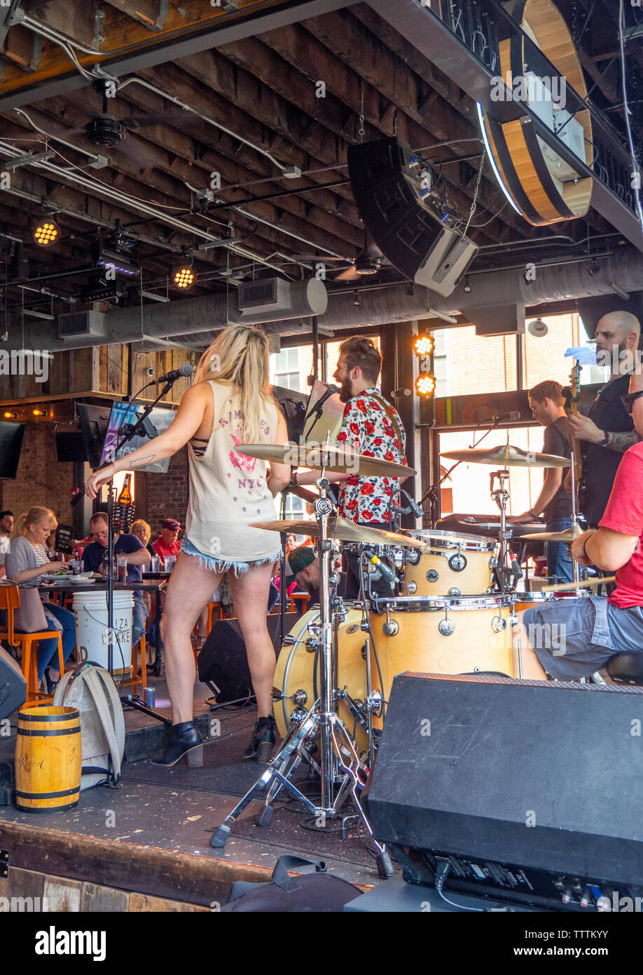 Musik Band spielt auf der Bühne in Dierks Bentleys Whiskey Row Restaurant während NFL Draft 2019 Nashville Tennessee USA. Stockfoto