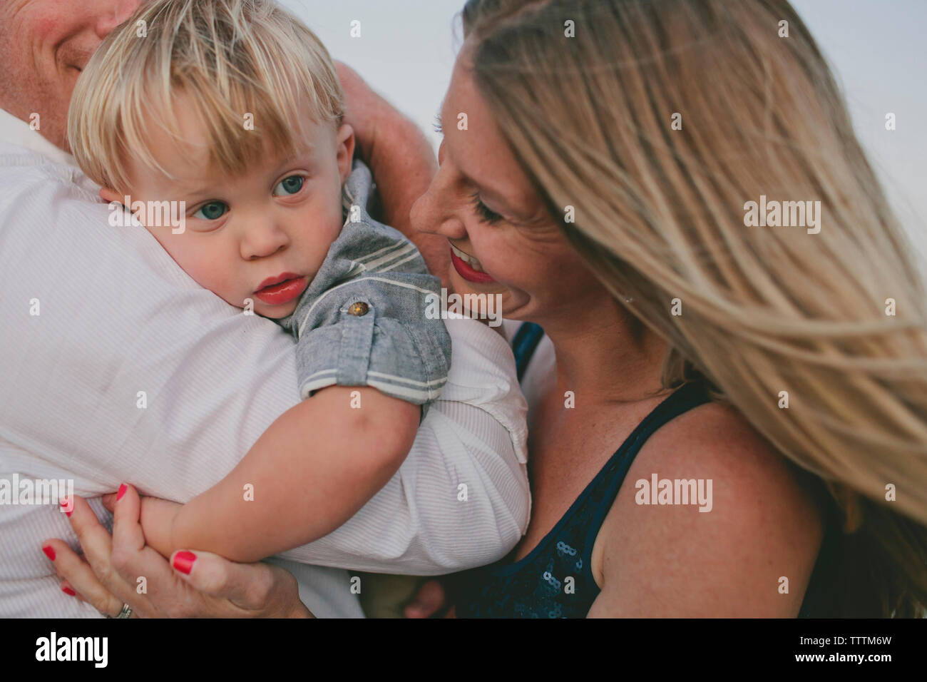 Fröhliche Mutter und Sohn von Menschen durchgeführt, die Stockfoto