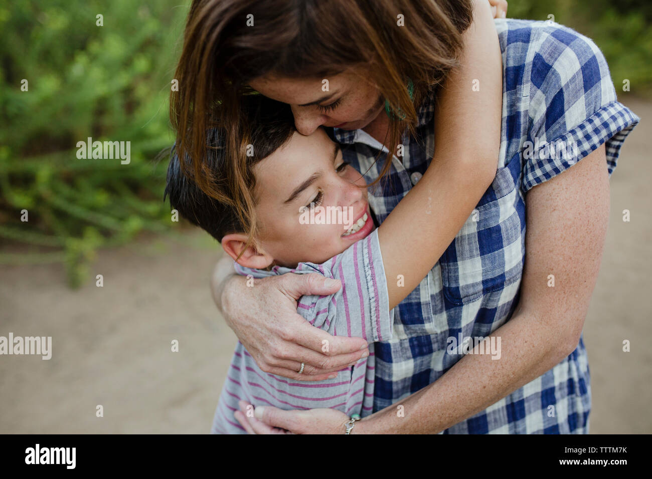 Hohe Betrachtungswinkel und der Sohn die Mutter auf dem Feld Stockfoto