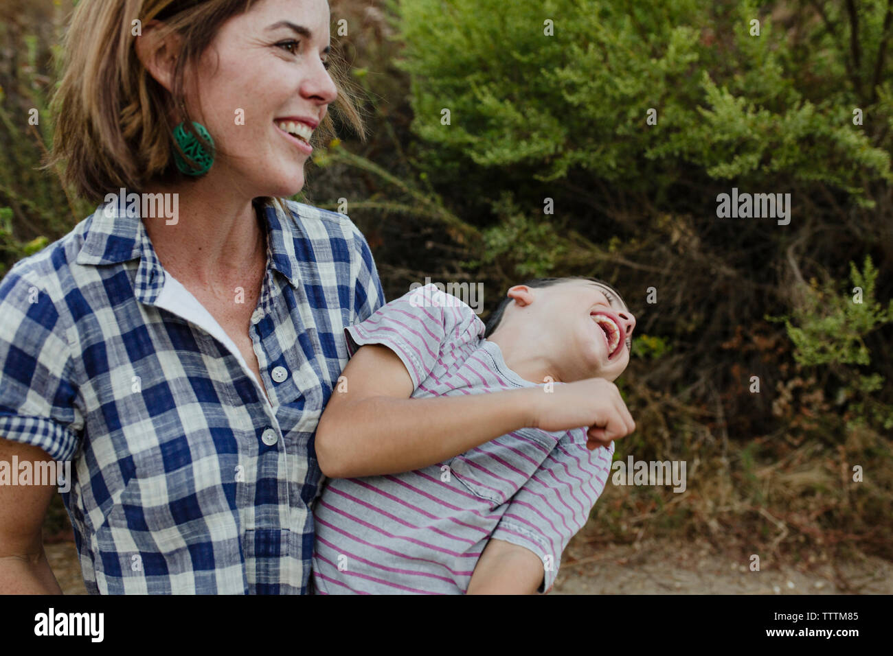 Fröhliche Mutter und Sohn in das Feld Stockfoto