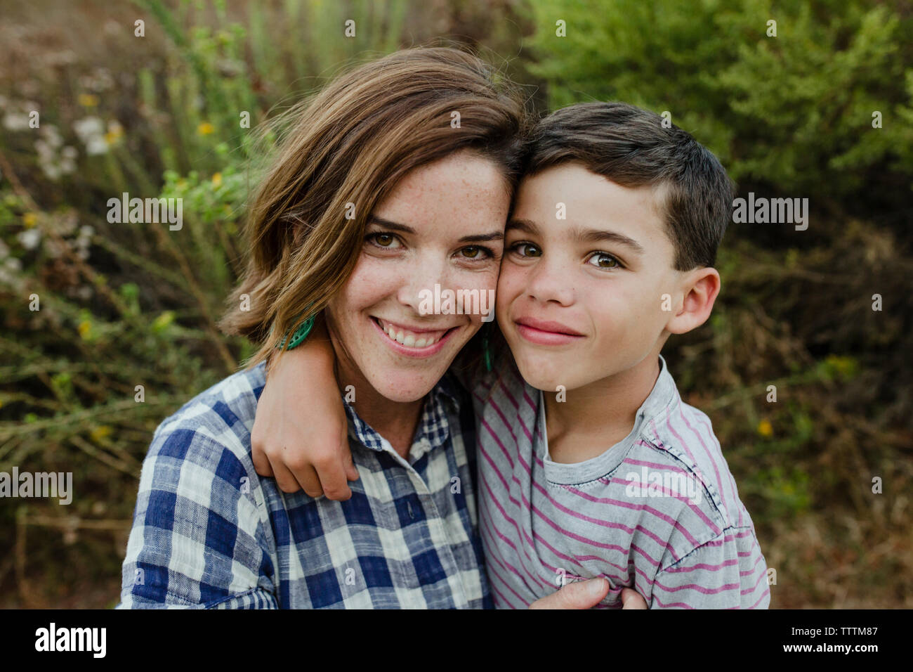 Portrait der glücklichen Mutter und Sohn in das Feld Stockfoto