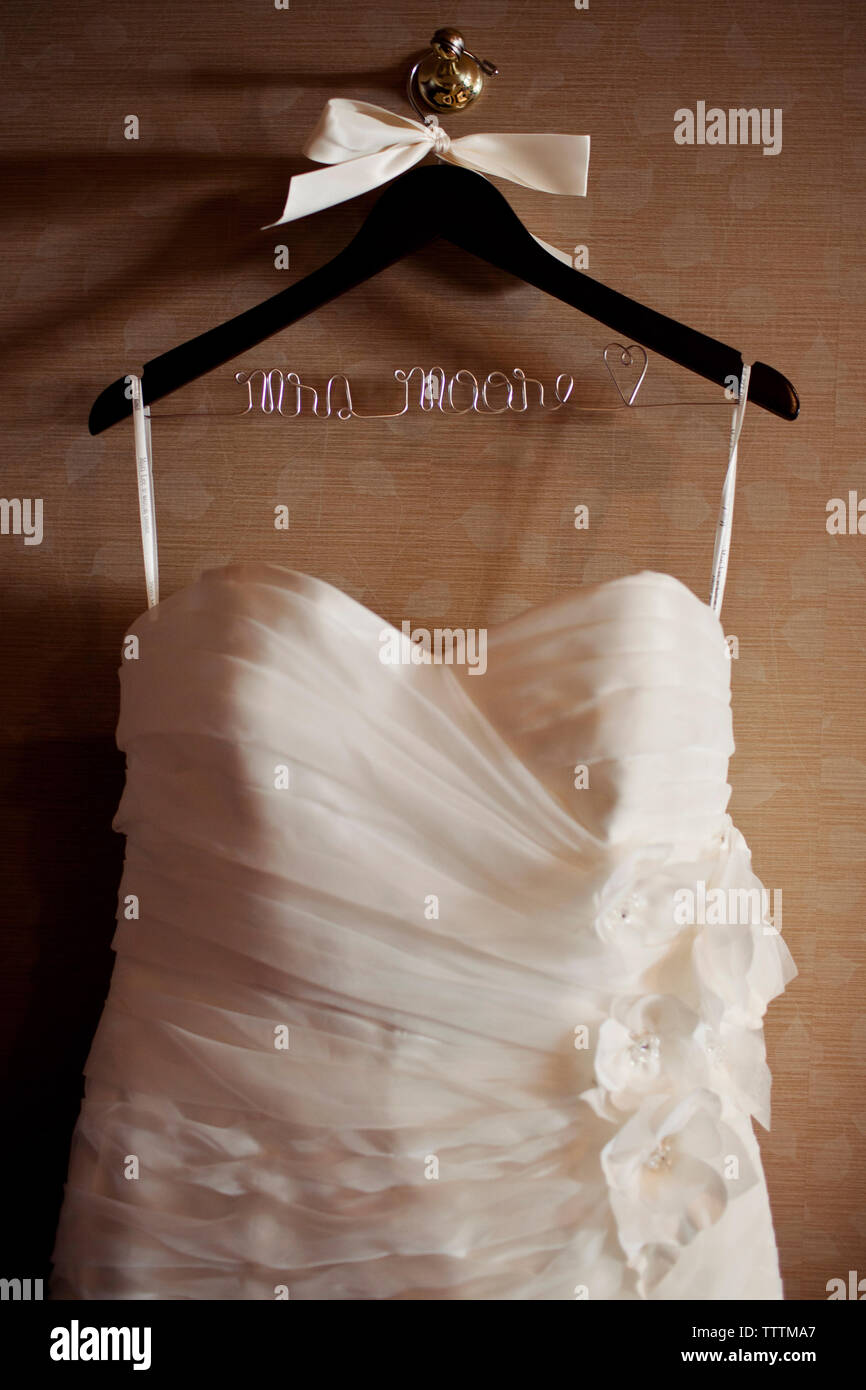 In der Nähe von Wedding Dress hängen an coathanger Stockfoto
