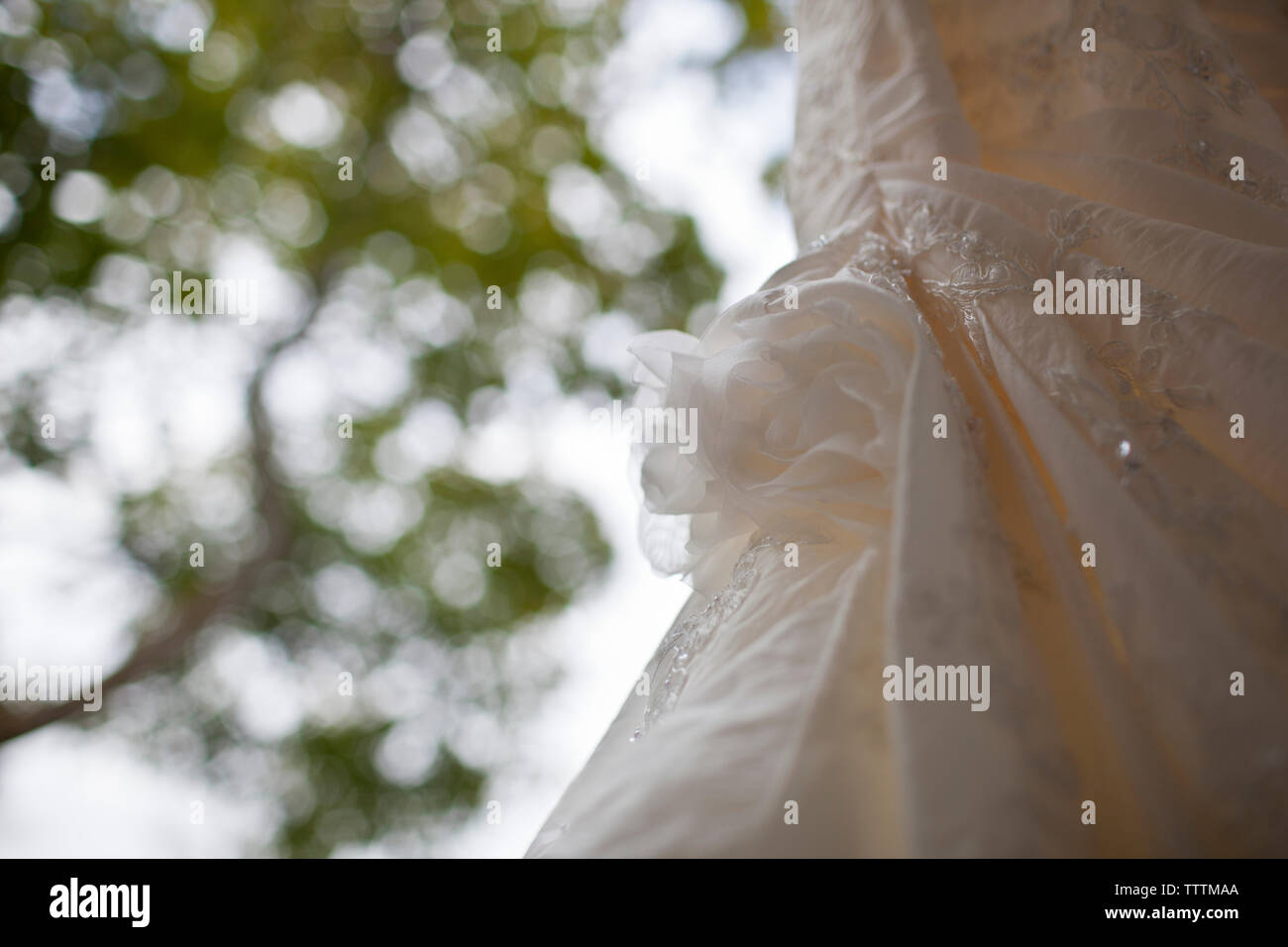 In der Nähe von Wedding Dress hängend im Freien Stockfoto