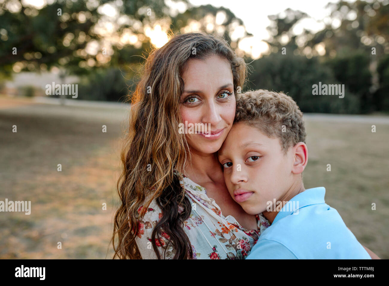 Portrait von Mutter und Sohn im Park Stockfoto