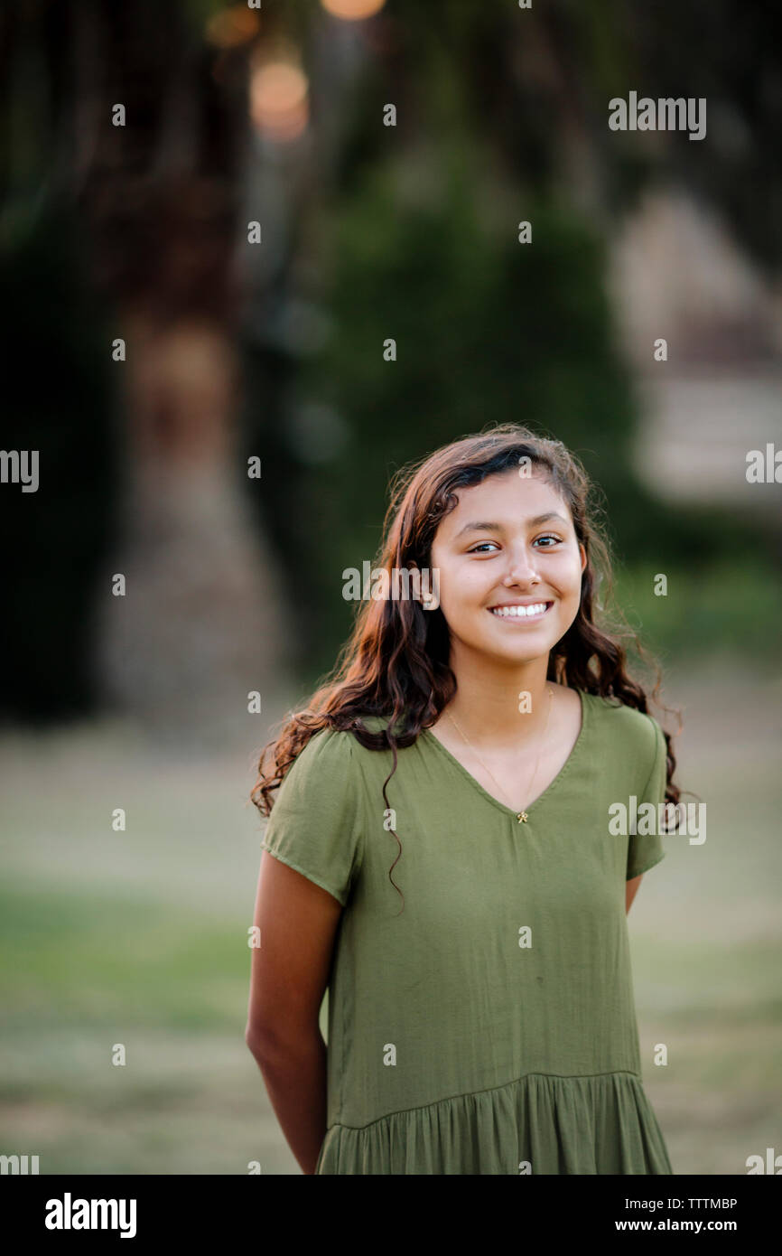 Portrait von fröhliches Mädchen stehen im Park Stockfoto