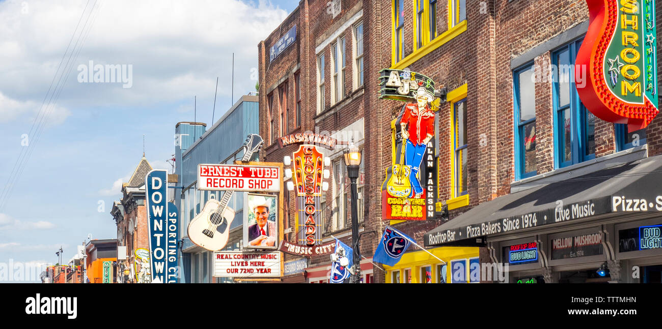 Leuchtreklamen über Einzelhandel restaurants bars und Konzerthallen auf dem Broadway in Nashville Tennessee USA. Stockfoto