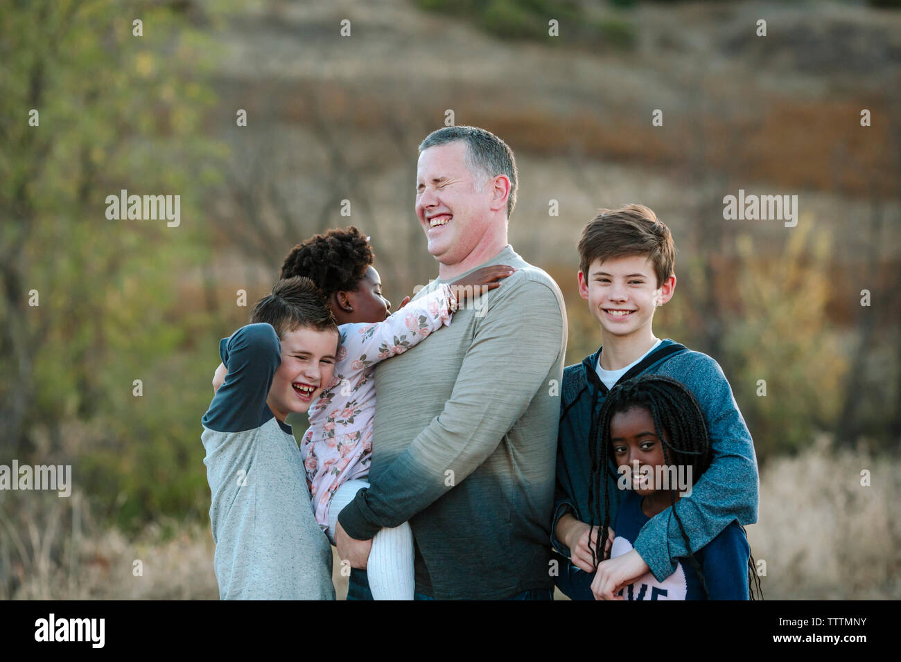 Gerne Vater mit Kindern im Wald Stockfoto