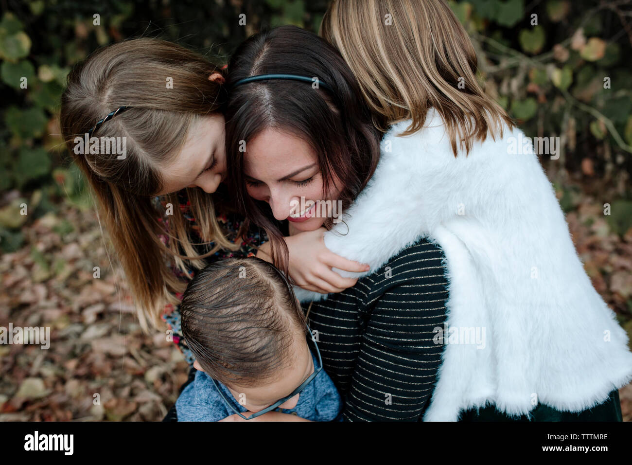 Hohe Betrachtungswinkel der glücklichen Mutter spielt mit den Kindern im Park Stockfoto