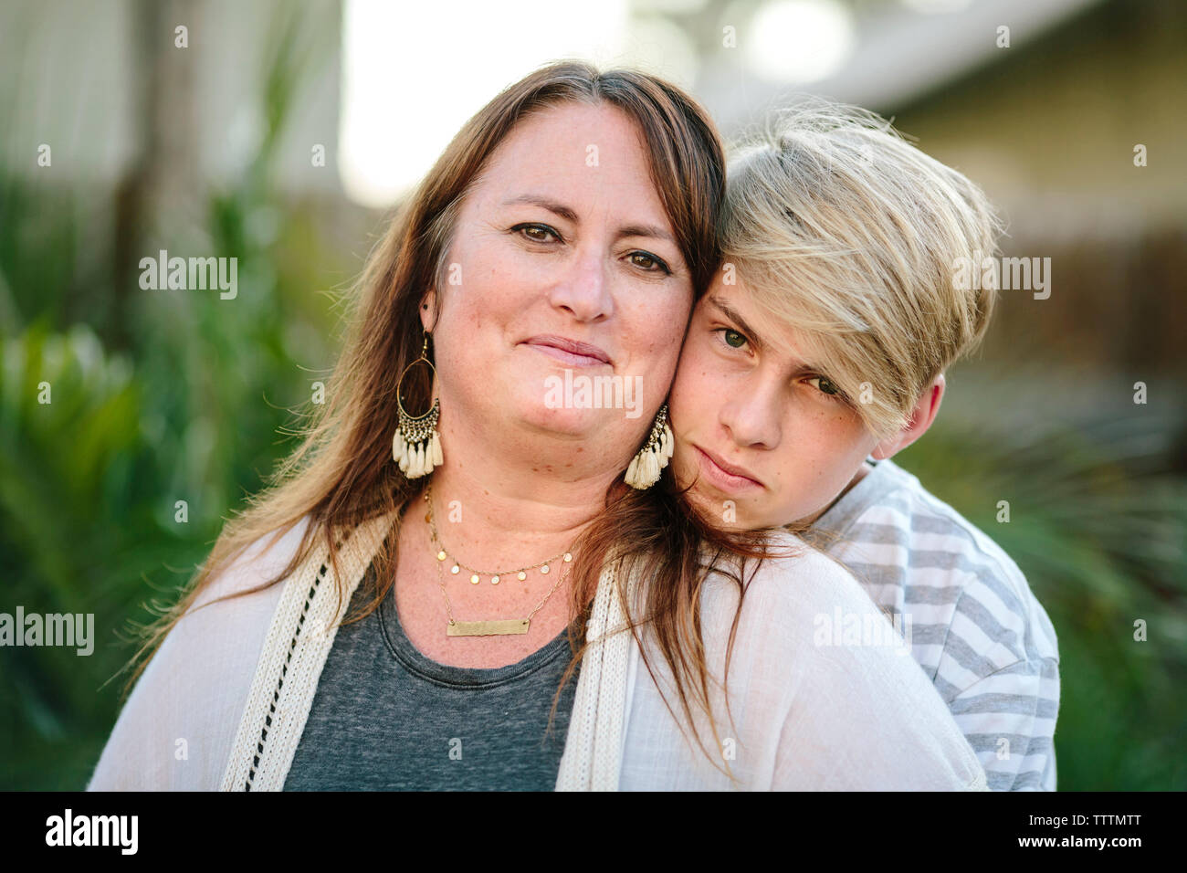 Portrait der Sohn die Mutter beim Stehen im Hof Stockfoto