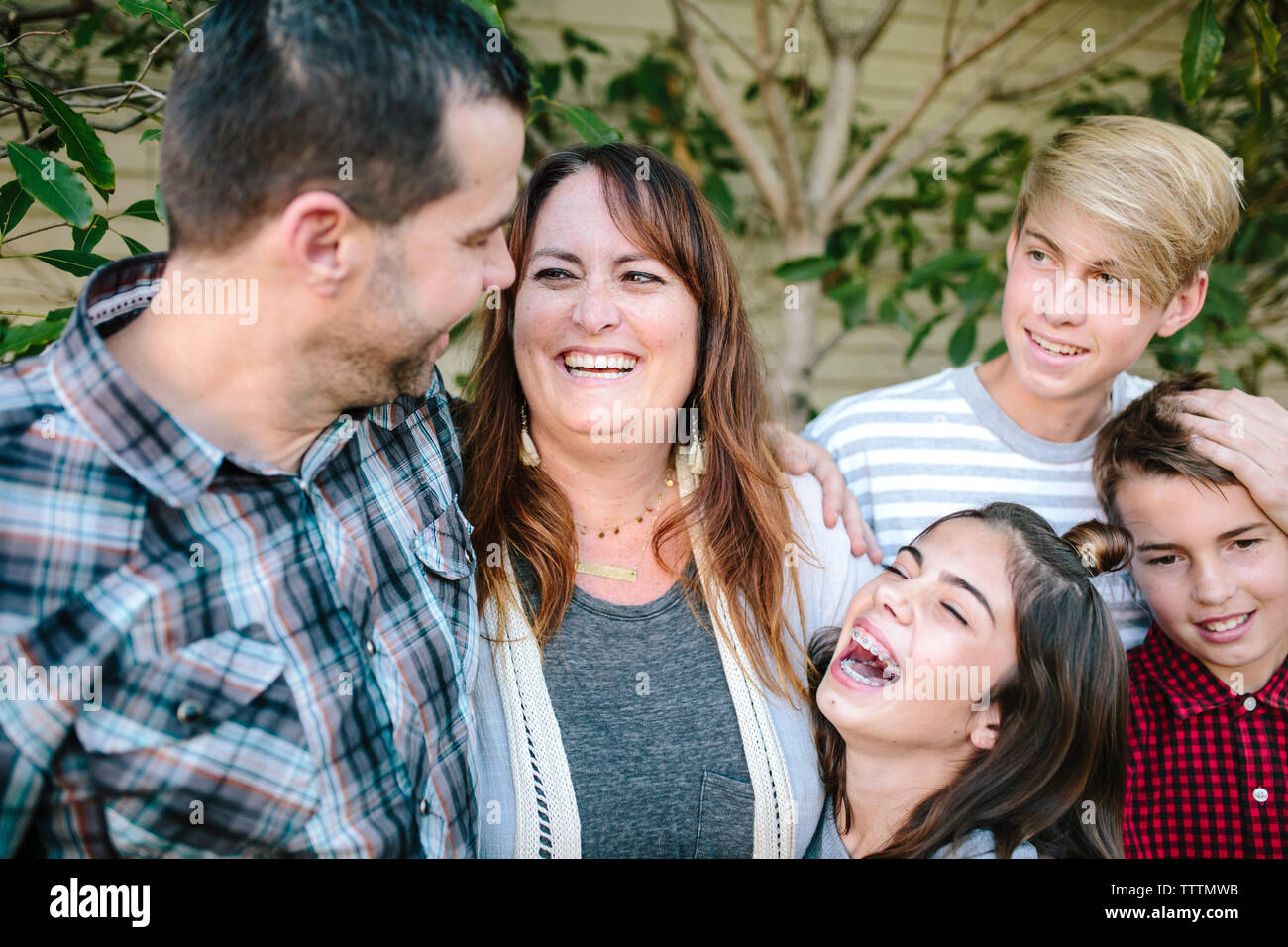Nahaufnahme der glücklichen Eltern mit Kindern stehen im Hof Stockfoto